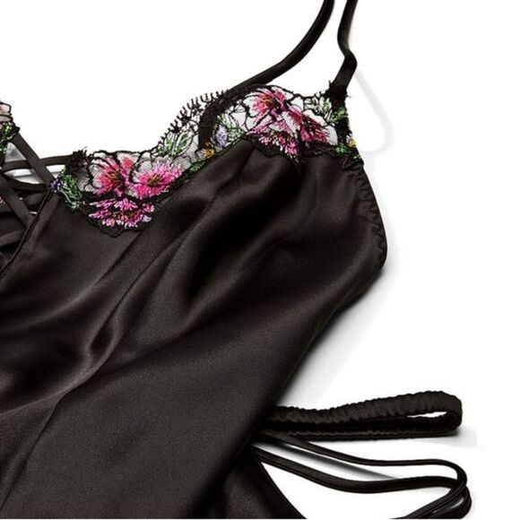 Victoria’s Secret Black Lace-Up Satin Cami with Floral Lace Embroidery Size XL - Picture 4 of 7